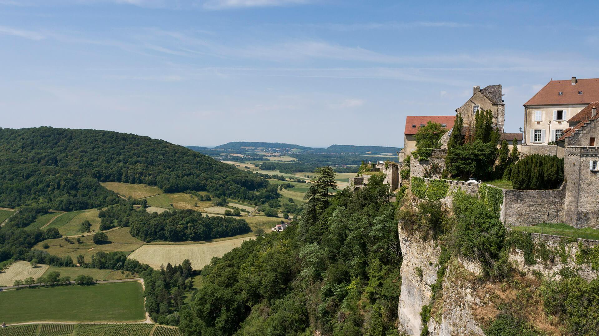 Photo de Philippe Dureuil d'un paysage montagneux avec des vignes et un village suspendu