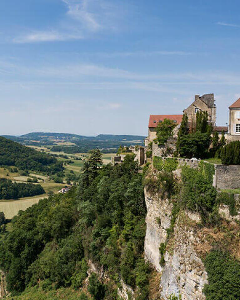 Photo de Philippe Dureuil d'un paysage montagneux avec des vignes et un village suspendu
