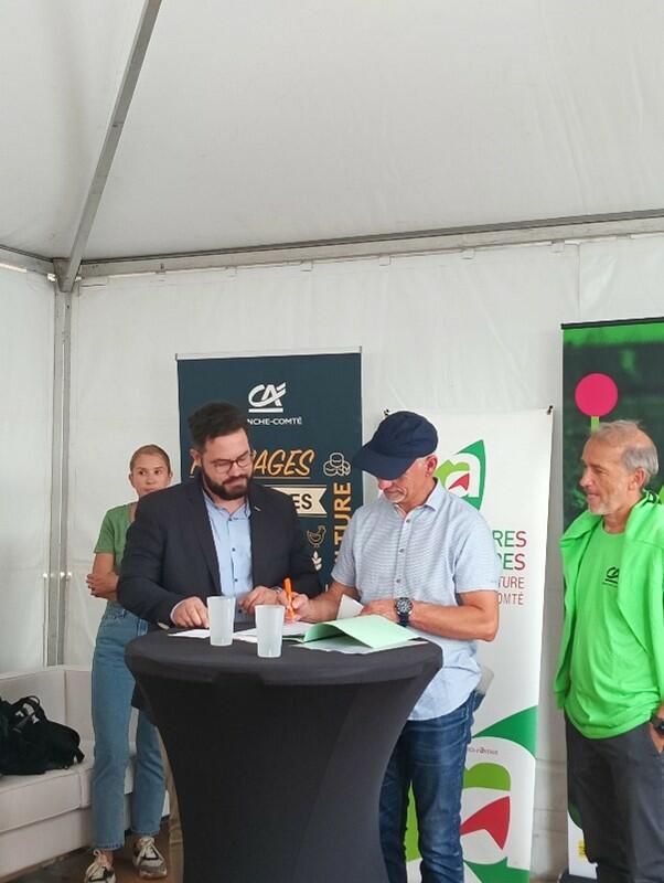 Signature de la convention par le président d'Alliance comtoise